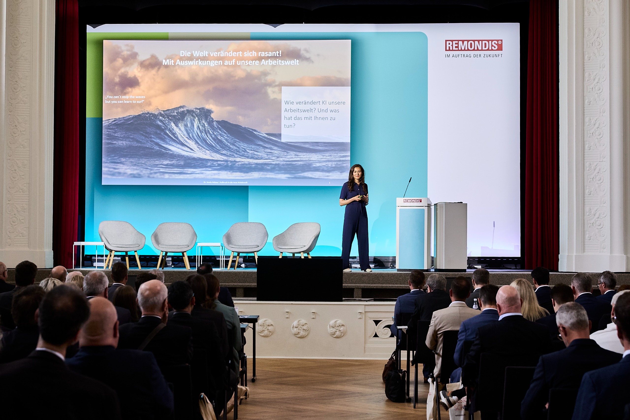 Dr. Sevda Helpap auf der Hauptb&uuml;hne vor vollem Saal