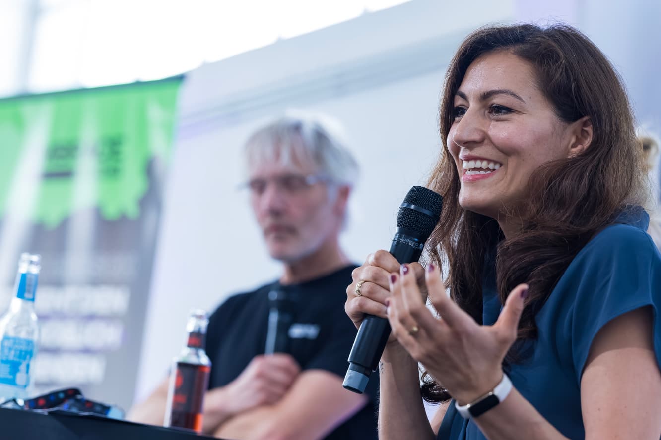 Dr. Sevda Helpap in einer Panel-Diskussion